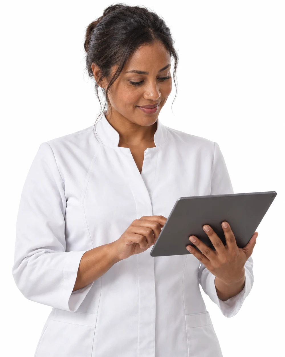 Profissional de estética usando o Atenda em um tablet